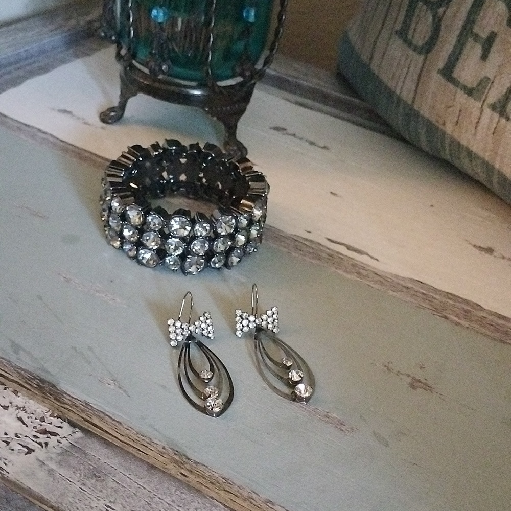 Bracelet and earrings set. Excellent Condition